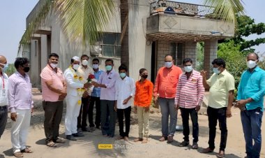 पंढरपूर तालुक्यात आजून एका उद्योजकांची समाजकारणात उडी   गादेगावचे डी बिल्डर यांच्या समाजसेवेची पावती म्हणुन सत्कार   जन्मभूमितला योद्धा म्हणून जगताप कुटुंबीयांनी केला सन्मान    