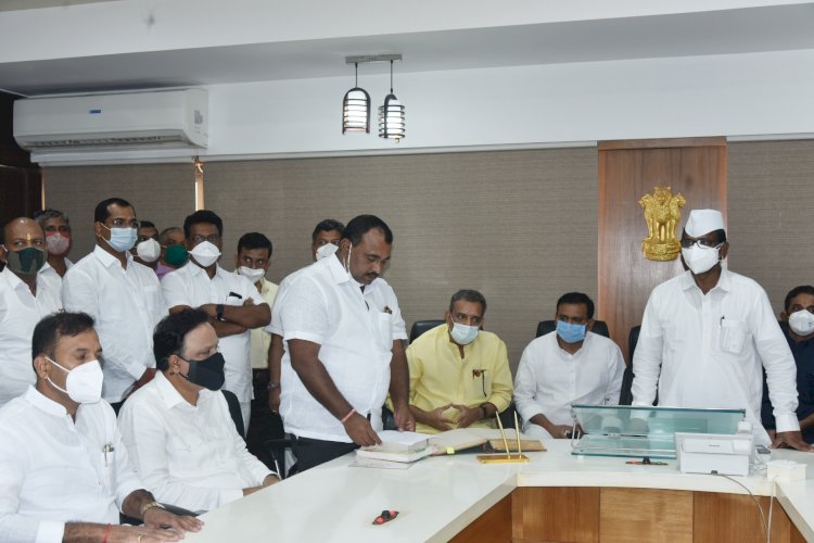 विधानसभेवर निवडून आलेले नवनिर्वाचित सदस्य समाधान अवताडे  यांना उपाध्यक्षांकडून विधानसभा सदस्यत्वाची शपथ