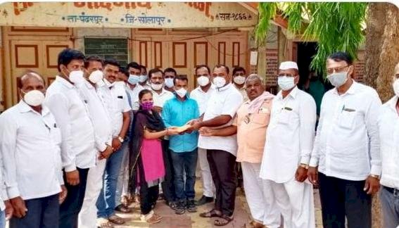 गादेगाव येथील कोविड सेंटरला  आमदार समाधान आवताडे यांची भेट !    त्याच  कोविड सेंटरला केली 21 हजार रुपयांची रोखच  मदत 