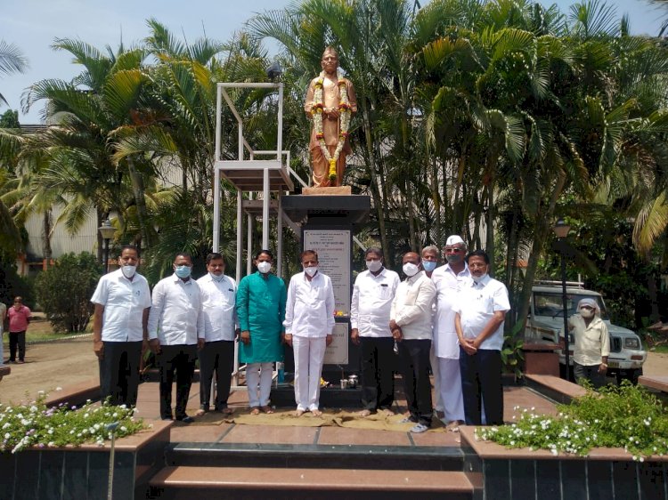 दामाजी कारखान्याचे संस्थापक चेअरमन स्व।कि।रा।मर्दा यांची पुण्यतिथी कारखाना कार्यस्थळावर संपन्न