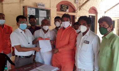 पंढरीतील विविध मागण्यांसाठी मनसेचे तहसीलदारांना निवेदन :