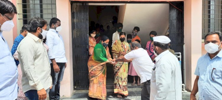 व्यंकटराव भालके यांच्या हस्ते मंगळवेढा कोविड सेंटरमधील रुग्णांना फळे अन अंडी वाटप!  विविध मान्यवरांचे वाढदिवसाच्या निमित्ताने  केले वाटप