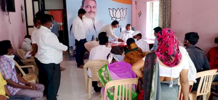 *आ.समाधान आवताडे यांचा पंढरपूर भागासाठी संपर्कही वाढला !*  *आमदार यांच्या भेटीसाठी  या भागातील नागरिकांची संपर्क कार्यालयात  लागली गर्दी वाढायला **  *पंढरपूरच्या  जनतेला अल्पावधीतच मिळू लागला कामाबद्दल  मोठा विश्वास*