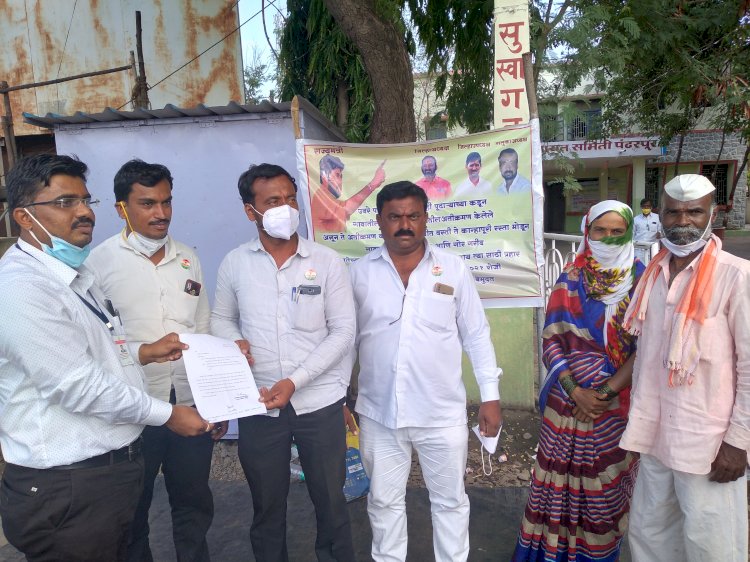 गाव पुढाऱ्यानं ढापलं उंबरे पागे येथील  चार एकर गावठाण  जमीन !प्रहारच्या उपोषणाच्या  दणक्याने चौकशी सुरु  ..   पंढरपूरच्या गटविकास अधिकारी रविकिरण घोडके यांनी  धास्ती घेत केली त्या जमिनीवर जाऊन प्रत्यक्षात पाहणी.