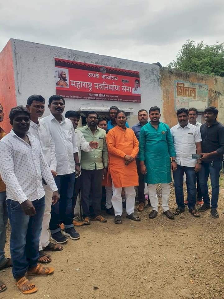 *माढा तालुका मनसेच्या संपर्क कार्यालयाचे  उद्घाटन*,, ------ *तालुक्यातील अंबाड येथे मनसेचे नेते दिलीप धोत्रे अन प्रशांत गिड्डे यांच्या उपस्थितीत उघडले कार्यालय*