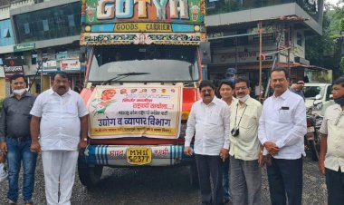 *राष्ट्रवादी काँग्रेस उद्योग व व्यापार विभागाच्यावतीने पूरग्रस्तांना साहित्याचे वाटप...*