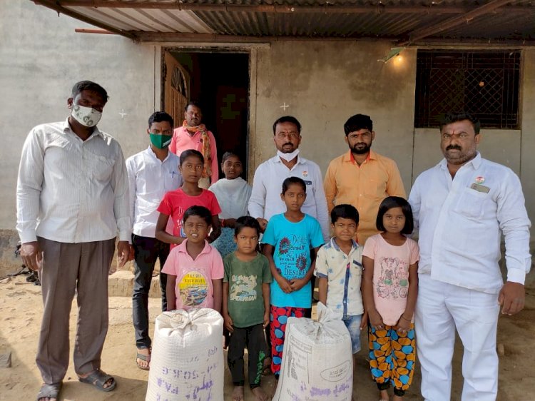 राज्यमंत्री बच्युभाऊ कडू यांचे वाढदिवसा निमित्त उंबरे येथील कार्यकर्त्यांनी आपल्याच गावातील निराधार कुटुंबाला दिला आधार,* *कोरोनामुळे बापावाचुन पोरक्या झालेल्या लेकीचा शिक्षनापासुन ते लग्नापर्यतचा खर्च उचलण्याची घेतली जबाबदारी,*