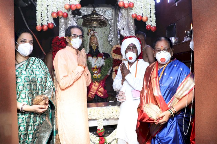 *पंढरपुरात पुन्हा एकदा भक्तीसागर भरु दे*,   *जनतेला आनंदी आणि निरोगी आयुष्य जगू दे*   *मुख्यमंत्री उद्धव ठाकरे यांनी घातले पांडुरंगाच्या चरणी साकडे*