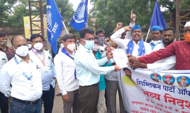 *पोलीस निरीक्षकाच्या निलंबनासाठी आरपीआयची निदर्शने*.  *पंढरपूर ग्रामीण पोलिस ठाण्याचे पोलीस निरीक्षक प्रशांत भस्मे यांची तडकाफडकी बदली*.