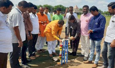 *पंढरीत क्रिकेट स्पर्धेचे उद्घाटन*  *मनसे नेते दिलीप धोत्रे यांच्यासह मान्यवरांची उपस्थिती*