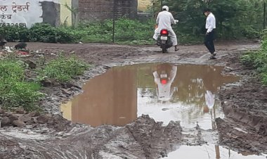 *करकंब मधील नागरिकांकडून होतेय विचारणा* *कोणी रस्ता देता का रस्ता?*