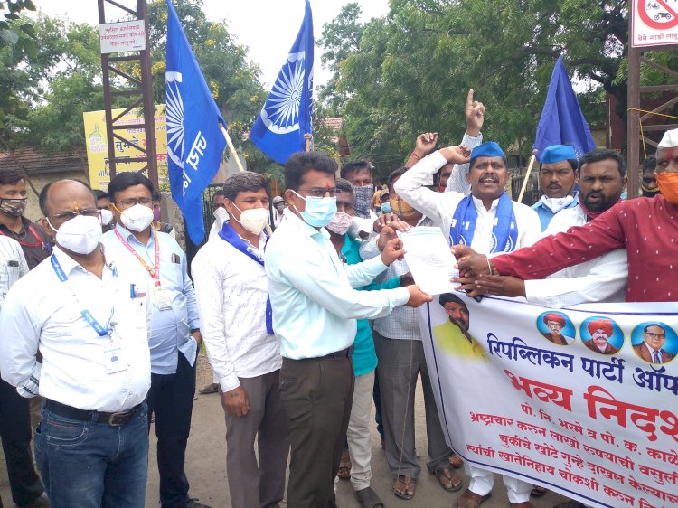 *पोलीस निरीक्षकाच्या निलंबनासाठी आरपीआयची निदर्शने*.  *पंढरपूर ग्रामीण पोलिस ठाण्याचे पोलीस निरीक्षक प्रशांत भस्मे यांची तडकाफडकी बदली*.