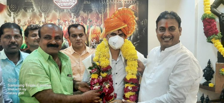 *प्रांताधिकारी सचिन ढोले यांचा मनसे कार्यालयात सत्कार*  *दिलीप धोत्रे यांच्यासह अनेक राजकीय पक्षाचे नेत्यांची  उपस्थिती*