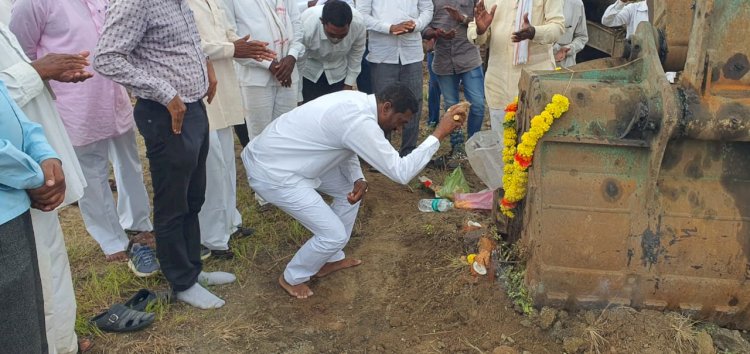*माढा उपजलसिंचन योजना क्रमांक 8चे रखडलेले काम सुरू*  *मनसेचे जिल्हाप्रमुख प्रशांत गिड्डे यांच्यासह पदाधिकारी यांच्या मध्यस्थीला आले अखेर यश*