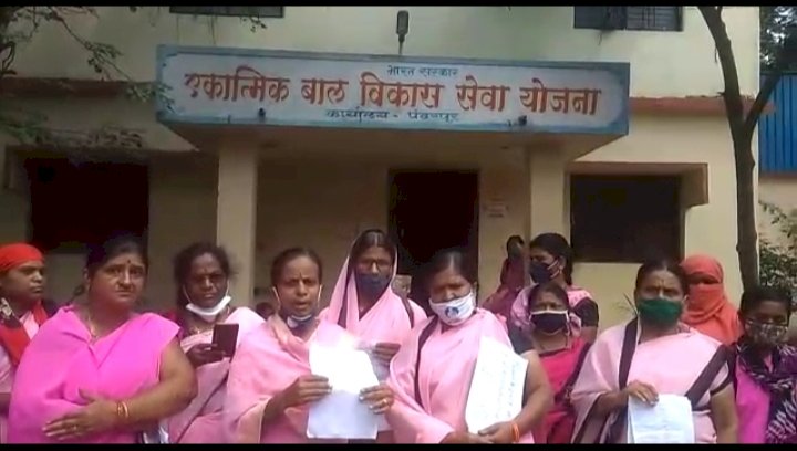 अंगणवाडी सेविकांना निकृष्ट दर्जाचे फोन*,  *सेविकांचे आंदोलन*.