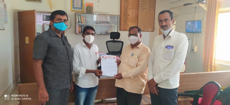 कौठाळी गावातील  कोरोना लसीकरणसाठी स्वाभीमानीचा पाठपुरावा*   *लसीकरण वाढविण्यासाठी स्वाभिमानी शेतकरी संघटनेचे सचिन अटकळे यांच्या नेतृत्वाखाली प्रांताधिकारी यांच्याकडे निवेदन*