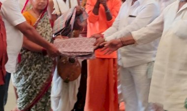 *माजी केंद्रीय मंत्री सुशीलकुमार शिंदे यांच्या वाढदिवसानिमित्त भक्त मंडळींना चादरीचे वाटप*  *पंढरपूर शहर आणि तालुका काँग्रेसचे वतीने केले वाटप*