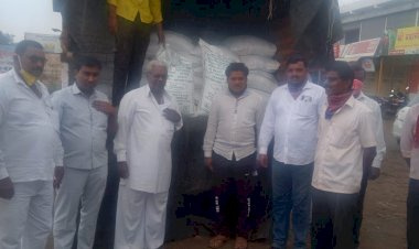 *करकंब येथील विठ्ठलराव शिंदेच्या  युनिट क्रमांक 2  च्या सभासदांना साखर वाटप.*  *राष्ट्रवादीचे जिल्हा संघटक नरसप्पा देशमुख यांच्या हस्ते साखर वाटप.*