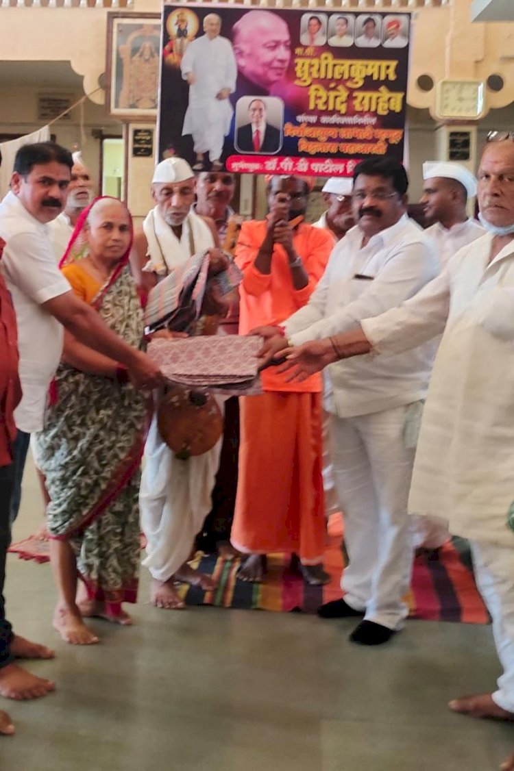 *माजी केंद्रीय मंत्री सुशीलकुमार शिंदे यांच्या वाढदिवसानिमित्त भक्त मंडळींना चादरीचे वाटप*  *पंढरपूर शहर आणि तालुका काँग्रेसचे वतीने केले वाटप*
