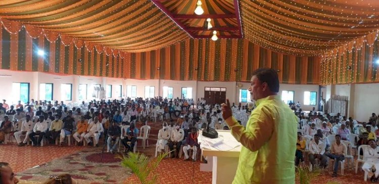 *मनसे नेते दिलीप धोत्रे यांच्या उपस्थितीत विविध जिल्ह्यात मनसे पदाधिकारी मेळावे सुरूच* *विविध पक्षातून, मनसेत प्रवेशही सुरूच*  *लातूर येथील मेळाव्याला  प्रचंड प्रतिसाद*