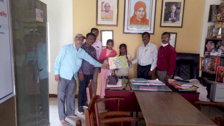 *करकंब येथील रामभाऊ जोशी हायस्कूल येथे विशेष गरजू विद्यार्थ्यांना पुस्तके व साहित्यांचे वाटप*