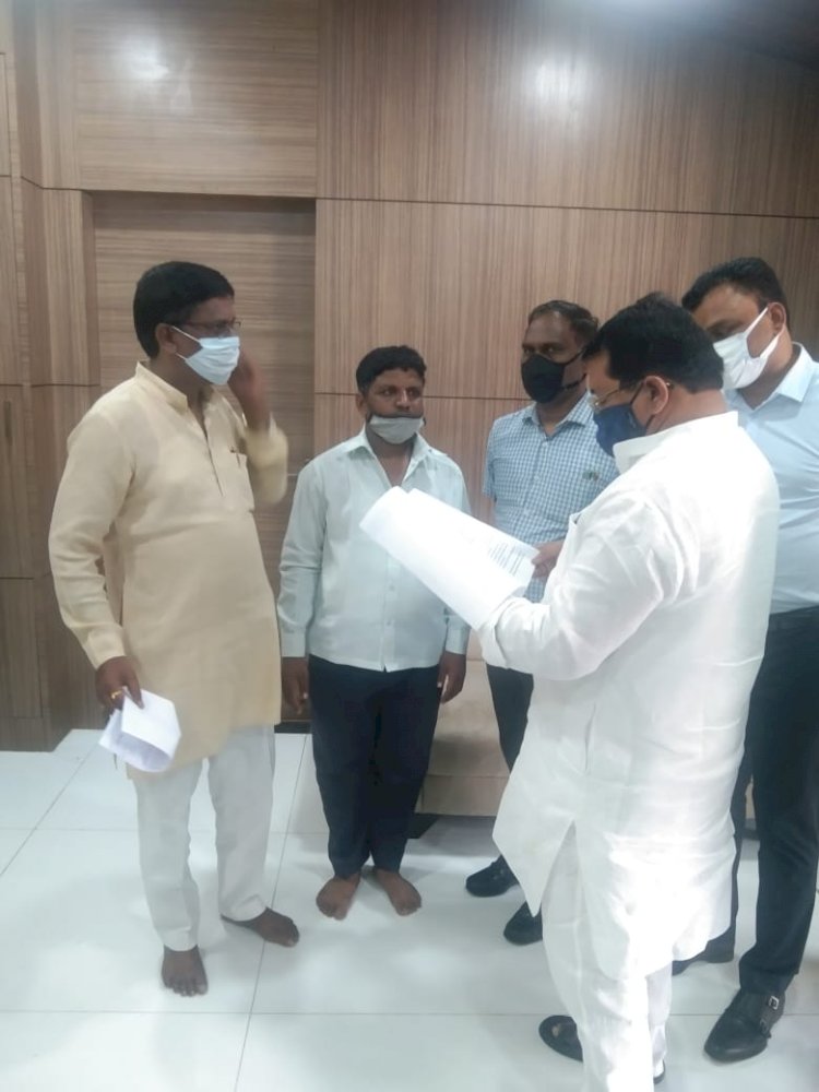 *सोलापूर पुनर्वसन विभागाच्या कारभारावर भ्रष्टाचाराचा आरोप*  * मुंबई येथील आझाद मैदान मंत्रालय येथे आंदोलनाचा इशारा*.  *मदत व पुनर्वसन मंत्री विजय वडेट्टीवार यांनी दिले चौकशीचे आदेश* .