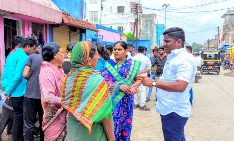 *नवीन मतदार नोंदणीसाठी उमेश सर्वगोड यांच्या नेतृत्वाखाली मित्रमंडळचा पुढाकार* *संतपेठ परिसरातील शेकडो  नवयुवक आणि युवतींनी घेतला या अभियानाचा लाभ*