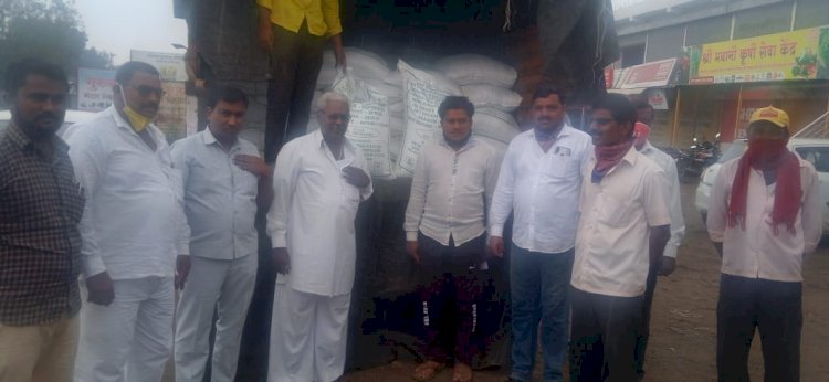 *करकंब येथील विठ्ठलराव शिंदेच्या  युनिट क्रमांक 2  च्या सभासदांना साखर वाटप.*  *राष्ट्रवादीचे जिल्हा संघटक नरसप्पा देशमुख यांच्या हस्ते साखर वाटप.*