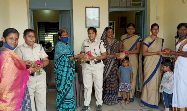 *राष्ट्रवादी काँग्रेस महिला आघाडी यांच्या वतीने नव रात्री नवदुर्गा चा उपक्रम*.   *करकंब पोलीस ठाण्यातील महिला पोलीस कर्मचारी व महिला होमगार्ड यांचा सत्कार व सन्मान*