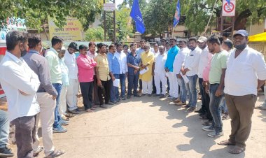 *पंढरीत तहसिल कार्यालयासमोर आरपीआय आठवले गटाची निदर्शने*