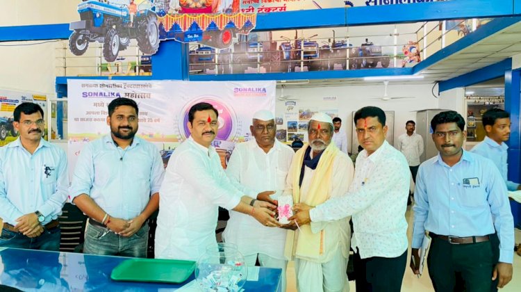 *पंढरीतील समृद्धी टॅक्टर्समध्ये सोनलिकाचा वर्धापनदिन साजरा*  *लकी ड्रॉचे वितरण संपन्न*