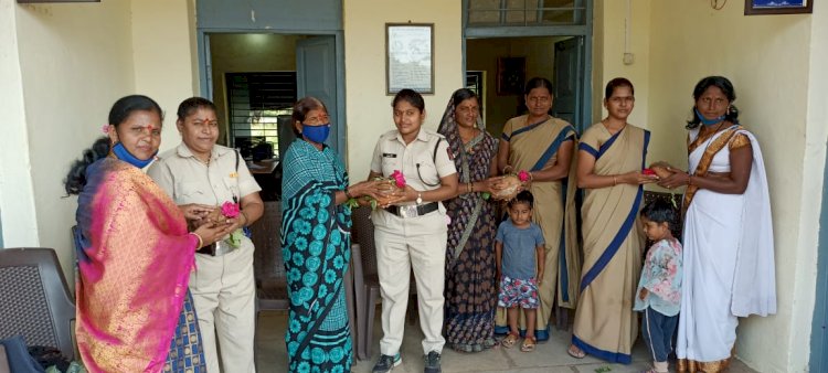 *राष्ट्रवादी काँग्रेस महिला आघाडी यांच्या वतीने नव रात्री नवदुर्गा चा उपक्रम*.   *करकंब पोलीस ठाण्यातील महिला पोलीस कर्मचारी व महिला होमगार्ड यांचा सत्कार व सन्मान*