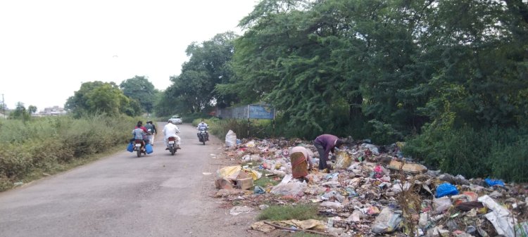 **या गावात अस्वच्छता घाणीच्या दुर्गंधीने होते स्वागत*  *हे गाव लय न्यार...... इथं अस्वच्छतेच वारं ..........*!