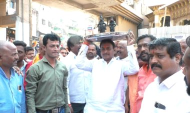 *एस. टी. कर्मचाऱ्यांना शासनामध्ये विलीनीकरण करून घेण्यासाठी श्री विठ्ठलला अभिषेक करून मनसेचे साकडे : दिलीपबापू  धोत्रे*