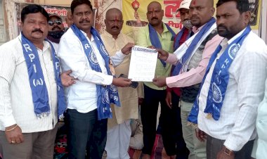 *आर.पी आय.चा एस.टी कर्मचारी आंदोलनास पाठिंबा*  *एस.टी.आंदोलकांच्या   मागण्या मान्य करुन निलंबन मागे घ्या; अन्यथा तीव्र आंदोलन करु - दिपक चंदनशिवे*