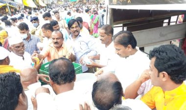 *कार्तिकी एकादशीनिमित्ताने, मनसेच्या वतीने भाविकांना फराळ वाटप,,*,