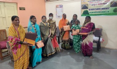 *करकंब ग्रामपंचायतने महिला कामगारांचा केला सन्मान.....*.! *स्वच्छ गाव सुंदर गाव करण्याचा महिला सफाई कामगारांचा मानस*  *महिला सफाई कामगारांना केेले  इरकल साड्यांचे वाटप*