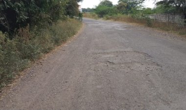 *दोन किलोमीटर  च्या रस्त्यावर दोनशे खड्डे.... ठेकेदार बांधकाम विभागाची चाहूल आहे कोणाकडे....!*  *खड्डे चुकवा जीव वाचवा.*