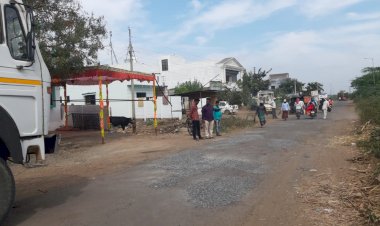 *अखेर ते दोनशे खड्डे बुजवण्याचे काम सुरू.......*!  . *शिव मल्हार न्यूज इफेक्ट*  *सार्वजनिक बांधकाम विभागाने घेतली दखल*