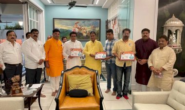 *मनसे अध्यक्ष राज ठाकरेंनी थोपटली दिलीप धोत्रे ची पाठ* *दिलीप धोत्रे च्या कार्यअहवालाचे प्रकाशन*