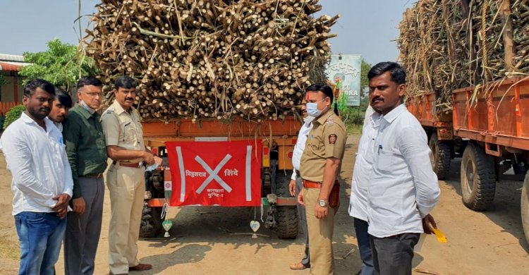 *करकंब पोलीस ठाणे व विठ्ठलराव शिंदे सहकारी कारखाना नंबर 2 करकंब च्या वतीने ऊस वाहतूक वाहनांना रिफ्लेक्टर बसवण्याची मोहीम*   *करकंब पोलीस ठाण्याचे वतीने अपघात टाळण्यासाठी उचलले पाऊल*