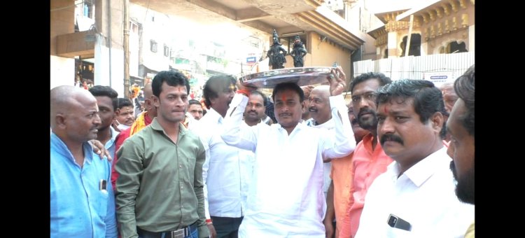 *एस. टी. कर्मचाऱ्यांना शासनामध्ये विलीनीकरण करून घेण्यासाठी श्री विठ्ठलला अभिषेक करून मनसेचे साकडे : दिलीपबापू  धोत्रे*