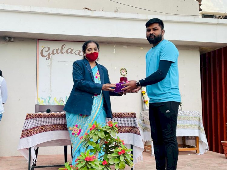 *अरिहंत पब्लिक स्कूल पंढरपूर मध्ये फिनिक्स राष्ट्रीय खेलरत्न पुरस्कार*   *२०२१ प्राप्त महेश गावडे सरांचा प्रशालेच्या वतीने सत्कार.* 