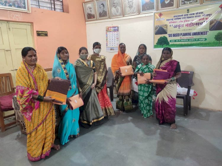 *करकंब ग्रामपंचायतने महिला कामगारांचा केला सन्मान.....*.! *स्वच्छ गाव सुंदर गाव करण्याचा महिला सफाई कामगारांचा मानस*  *महिला सफाई कामगारांना केेले  इरकल साड्यांचे वाटप*