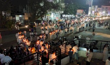 *पंढरीतील भीमशक्ती मंडळाच्या वतीने  कँडल मार्च रॅली*   *डॉ बाबासाहेब आंबेडकर यांच्या महापरिनिर्वाण दिनानिमित्त  संतपेठ ते आंबेडकर पुतळा पर्यंत निघाली भव्य रॅली*  *मंडळाचे आधारस्तंभ संतोष सर्वगोड यांच्या मार्गदर्शनाखाली केले होते आयोजन*