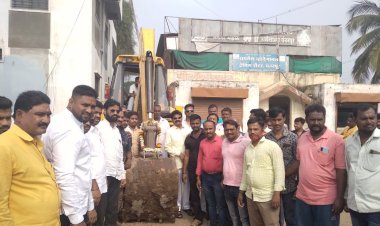 * पंढरीतील कुंभारगल्ली आणि शिंदेंनाईक नगर भागातील रस्त्याचा  मागील अनेक वर्षांपासूनचा प्रश्न मिटला* *अखेर ..माजी नगराध्यक्षा अन विद्यमान कर्तव्यदक्ष नगरसेविका सौ राजश्रीताई प्रताप गंगेकर ,कर्तव्यतत्पर नगरसेवक अक्षय गंगेकर आणि लखनदादा चौगुले यांच्या प्रयत्नाने झाले आज चक्क भूमीपूजनच*!