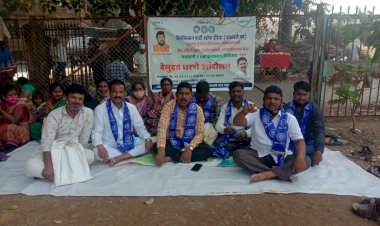 *सोलापूर जिल्हा पुनर्वसन विभागातील भ्रष्टाचाराविरोधात आरपीआय (आठवले) आझाद मैदानात आंदोलन*. *पंढरपूचे दीपक चंदनशिवे  यांचा कारवाईसाठी लढा सुरूच*