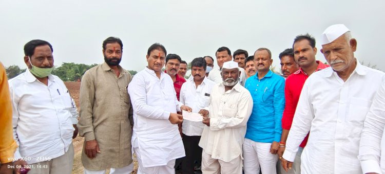 *नुकसानग्रस्त शेतकऱ्यांना दोन दिवसात मदत न मिळाल्यास राज्यभरात खळखट्याक*  *मनसे नेते दिलीप धोत्रे यांचा इशारा;शेतकऱ्यांच्या बांधावर जाऊन मनसेने केली मदत*