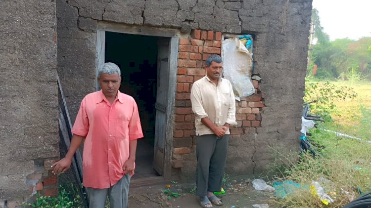 *अंधत्व असलेले सख्खे भाऊ जगतात संघर्षातून आपले जीवन... शोधतात रोज नवीन जगण्याचा आधार....!*   *दृष्टिहीन बंधूंची संघर्षांची जोडी*