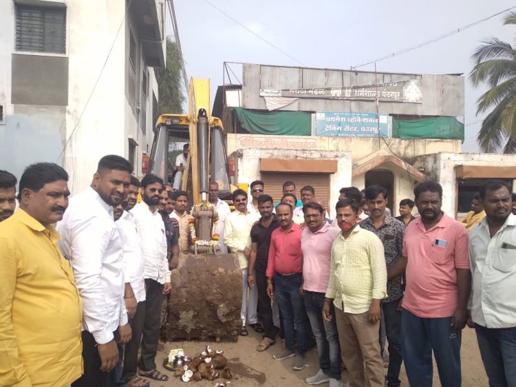 * पंढरीतील कुंभारगल्ली आणि शिंदेंनाईक नगर भागातील रस्त्याचा  मागील अनेक वर्षांपासूनचा प्रश्न मिटला* *अखेर ..माजी नगराध्यक्षा अन विद्यमान कर्तव्यदक्ष नगरसेविका सौ राजश्रीताई प्रताप गंगेकर ,कर्तव्यतत्पर नगरसेवक अक्षय गंगेकर आणि लखनदादा चौगुले यांच्या प्रयत्नाने झाले आज चक्क भूमीपूजनच*!